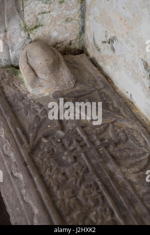 Santa Maria Vergine, medievale chiesa parrocchiale di St Briavels nella Foresta di Dean, nel Gloucestershire. Il villaggio dispone anche di un importante castello. Foto Stock