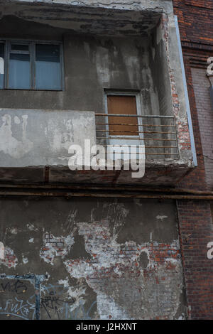 Balcone sulla facciata di una vecchia casa distrutta Foto Stock