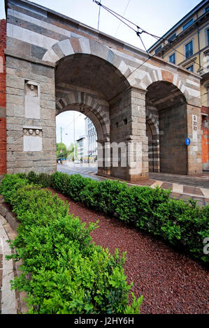 L'Italia, Lombardia, Milano, Via Alessandro Manzoni Street, Archi di Porta Nuova, le porte delle mura medievali intorno a Milano Foto Stock