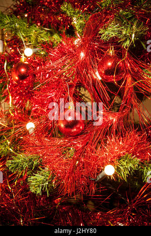 Decorazione di Natale sfere e tinsel Foto Stock