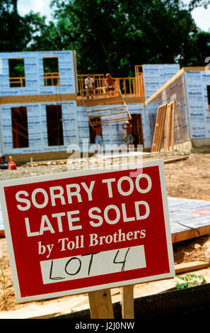 Funny " vecchio " segno di fronte la costruzione di alloggi a Sterling Virginia in agosto 1997. Foto Stock