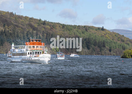 In una soleggiata giornata di primavera, l'imbarcazione da diporto " Teal' crociere sul lago di Windermere, Lake District, Cumbria, Inghilterra, Gran Bretagna. Foto Stock