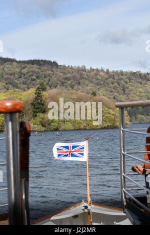 Union Jack flag a prua della barca 'Teal' sul lago di Windermere, Lake District, Cumbria, Inghilterra, Gran Bretagna. Foto Stock