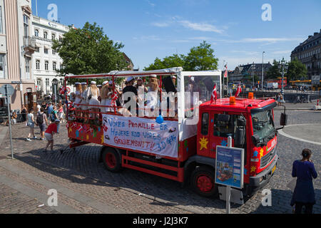 COPENHAGEN, Danimarca - 26 GIU 2016: Gli Studenti celebrano il loro diploma di scuola superiore in funny carrello Foto Stock