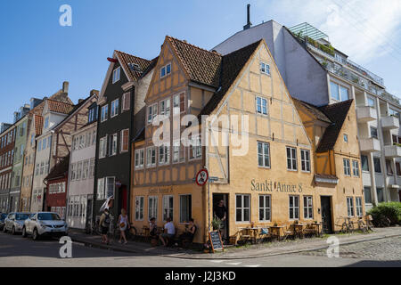 COPENHAGEN, Danimarca - 26 GIU 2016: Vecchia casa gialla e la gente a piedi Foto Stock