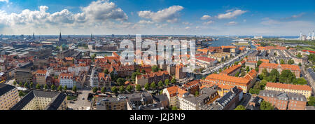 Ampia panoramica vista aerea di Copenhagen tetti rossi e canal. Foto Stock