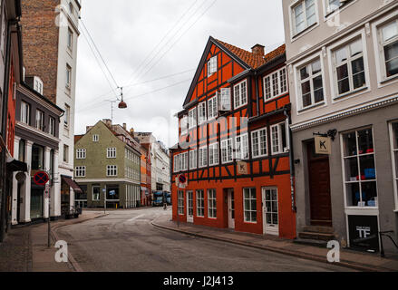 COPENHAGEN, Danimarca - 26 GIU 2016: vista sulla strada dei quartieri del centro citta', old e architettura moderna Foto Stock