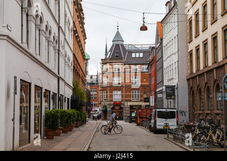 COPENHAGEN, Danimarca - 26 GIU 2016: vista sulla strada dei quartieri del centro citta', old e architettura moderna Foto Stock