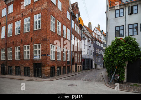 COPENHAGEN, Danimarca - 26 GIU 2016: vista sulla strada dei quartieri del centro citta', old e architettura moderna Foto Stock