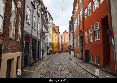 COPENHAGEN, Danimarca - 26 GIU 2016: vista sulla strada dei quartieri del centro citta', old e architettura moderna Foto Stock