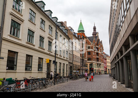 COPENHAGEN, Danimarca - 26 GIU 2016: vista sulla strada dei quartieri del centro citta', old e architettura moderna Foto Stock