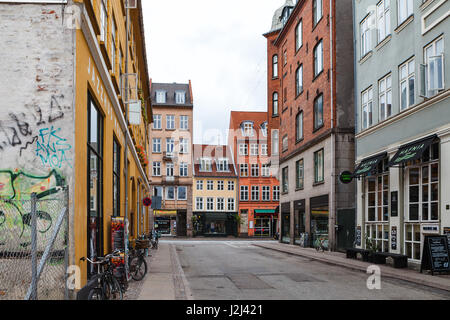 COPENHAGEN, Danimarca - 26 GIU 2016: vista sulla strada dei quartieri del centro citta', old e architettura moderna Foto Stock