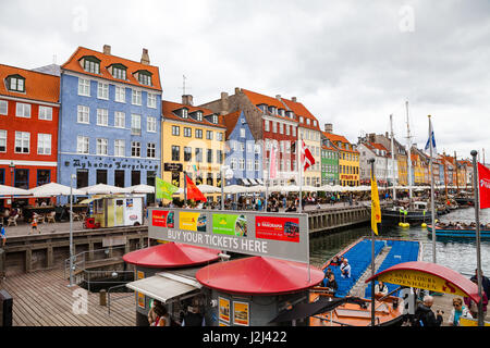 COPENHAGEN, Danimarca - 26 GIU 2016: Barche a Nyhavn (New Haven) Foto Stock