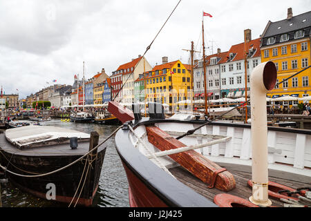 COPENHAGEN, Danimarca - 26 GIU 2016: Barche a Nyhavn (New Haven) Foto Stock