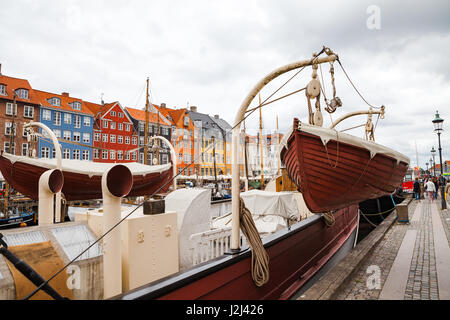 COPENHAGEN, Danimarca - 26 GIU 2016: Barche a Nyhavn (New Haven) Foto Stock