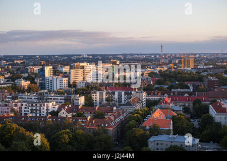 TALLINN, Estonia - 22 LUG 2016: straordinarie riprese aeree del moderno quartiere degli affari al tramonto Foto Stock