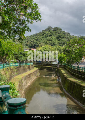 Taipei, Taiwan - 20 Ottobre 2016: Calcestruzzo canali di inondazione in Taipei Foto Stock