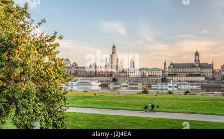 Crepuscolo sul fiume Elba di fronte allo skyline di Dresda, Sassonia, Germania Foto Stock