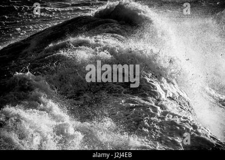 Bianco e nero: mare mosso catturato in Hondoq ir Rummien, Gozo durante il weekend tempestoso del XVIII Dicembre, 2016. Foto Stock