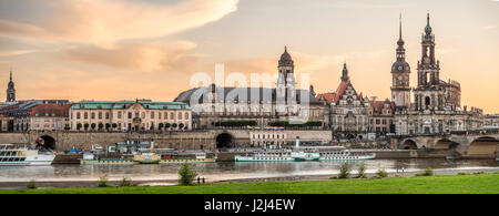 Crepuscolo sul fiume Elba di fronte allo skyline di Dresda, Sassonia, Germania Foto Stock