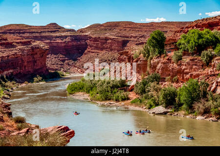 In canoa sul fiume San Juan vicino parco statale Goosenecks, Utah Foto Stock
