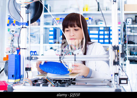 Elettronica femmina studenti che lavorano nel laboratorio di robotica. Foto Stock