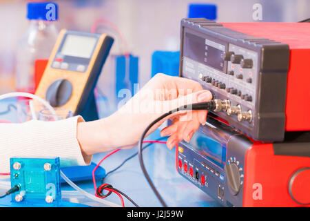 Scienziato con cella a combustibile idrogeno in laboratorio. Foto Stock