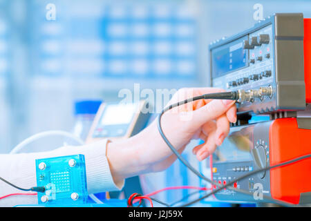 Scienziato con cella a combustibile idrogeno in laboratorio. Foto Stock