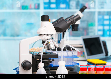 Microscopio e di attrezzature scientifiche in laboratorio. Foto Stock