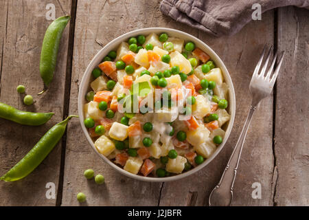 Tradizionale insalata russa anche chiamato insalata Olivier Foto Stock