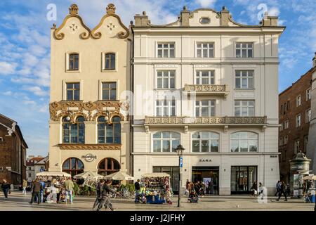 Vecchio tenements dalla principale Piazza del Mercato di Cracovia, in Polonia. Foto Stock