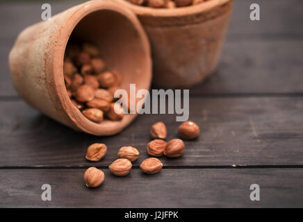 Nocciola fresca su uno sfondo di legno all'aperto Foto Stock