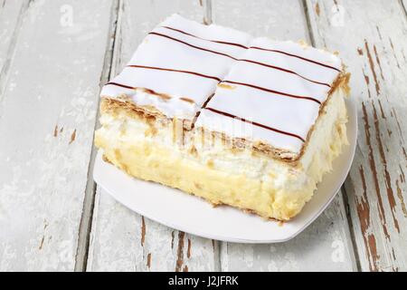 Torta di crema fatta di due strati di pasta sfoglia, farcito con panna montata. Parte dessert Foto Stock