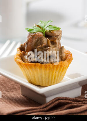 Un antipasto tartlet riempiti con crema di funghi. Foto Stock