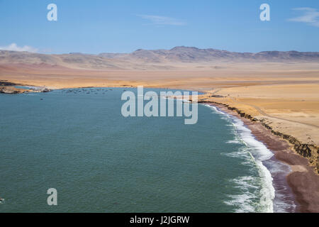 Playa Roja, spiaggia rossa in Paracas riserva nazionale, Perù Foto Stock