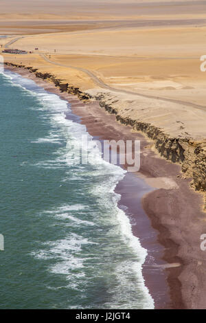 Playa Roja, spiaggia rossa in Paracas National Park, Perù Foto Stock