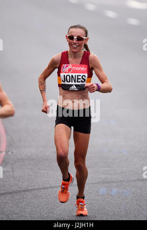 Tish Jones partecipa alla maratona di Londra 2017 Foto Stock
