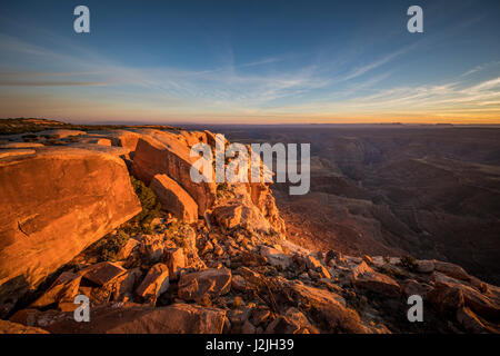 Vista dal punto di Muley, Utah che è sul bordo di orsi orecchie monumento nazionale, STATI UNITI D'AMERICA. Affacciato sul Navajo Nation. Foto Stock