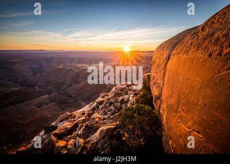 Vista dal punto di Muley, Utah che è sul bordo di orsi orecchie monumento nazionale, STATI UNITI D'AMERICA. Affacciato sul Navajo Nation. Foto Stock