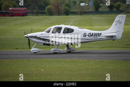 Cirrus SR20 GTS G3 aricraft decolla, North Weald Airfield Foto Stock