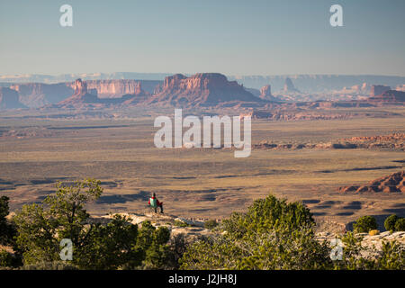 Whit Richardson godendo la vista dal punto Muley, Utah. Vista dal bordo della porta orecchie monumento nazionale. Foto Stock