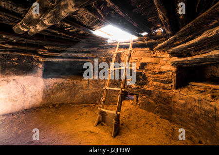 Perfetto Kiva, Slickhorn Canyon, Cedar Mesa, Utah. Porta le orecchie monumento nazionale. Foto Stock