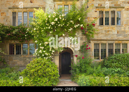 Ingresso alla casa padronale, Bateman's, la casa dello scrittore Rudyard Kipling, East Sussex, Gran Bretagna Foto Stock