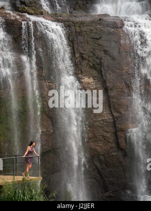 La ragazza con i capelli biondi vicino a cascata, sri lanka Foto Stock