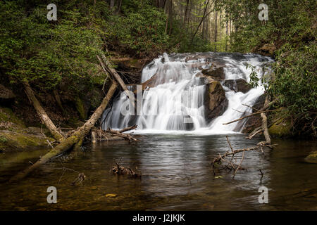 Duke's Creek è creato dalla combinazione di poco spazio bassa di diramazione e di recare Den Creek nel North Georgia montagne fuori Helen. È velocemente unite da Dodd Creek e poi fluisce generalmente verso sud fino a che non si svuota nel fiume Chestateee nella contea di bianco. Duke's Creek è ben noto per la sua pesca alla trota. Foto Stock