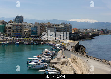 Il porto di Heraklion, la più grande città e la capitale amministrativa dell'isola di Creta. È la quarta città più grande in Grecia Foto Stock