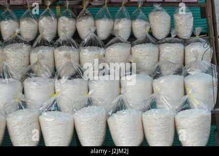 Sacchetti di raccolto di recente salamoia sale sulla vendita, Samut Sakhon, Thailandia Foto Stock