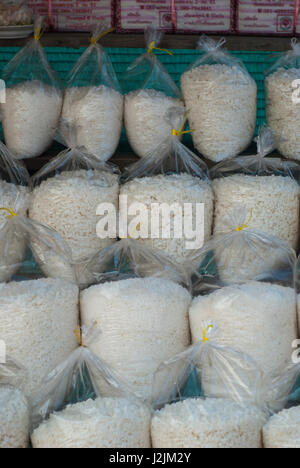 Sacchetti di raccolto di recente salamoia sale sulla vendita, Samut Sakhon, Thailandia Foto Stock