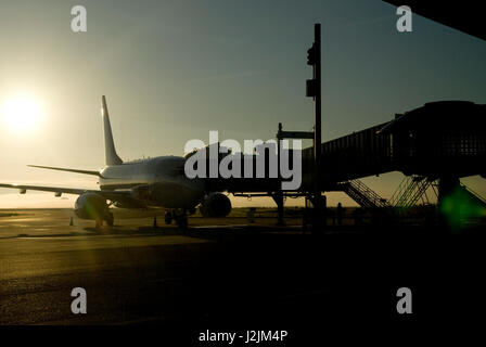 Aeromobile in silhouette contro il sole di setting Foto Stock