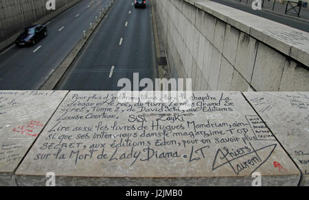 Scrivere in francese, sul ponte sopra il sottopassaggio dove la Principessa Diana, insieme con Dodi Fayed, morì il 31 agosto 1997 Foto Stock